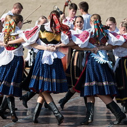 népművészet és folklór ruhák